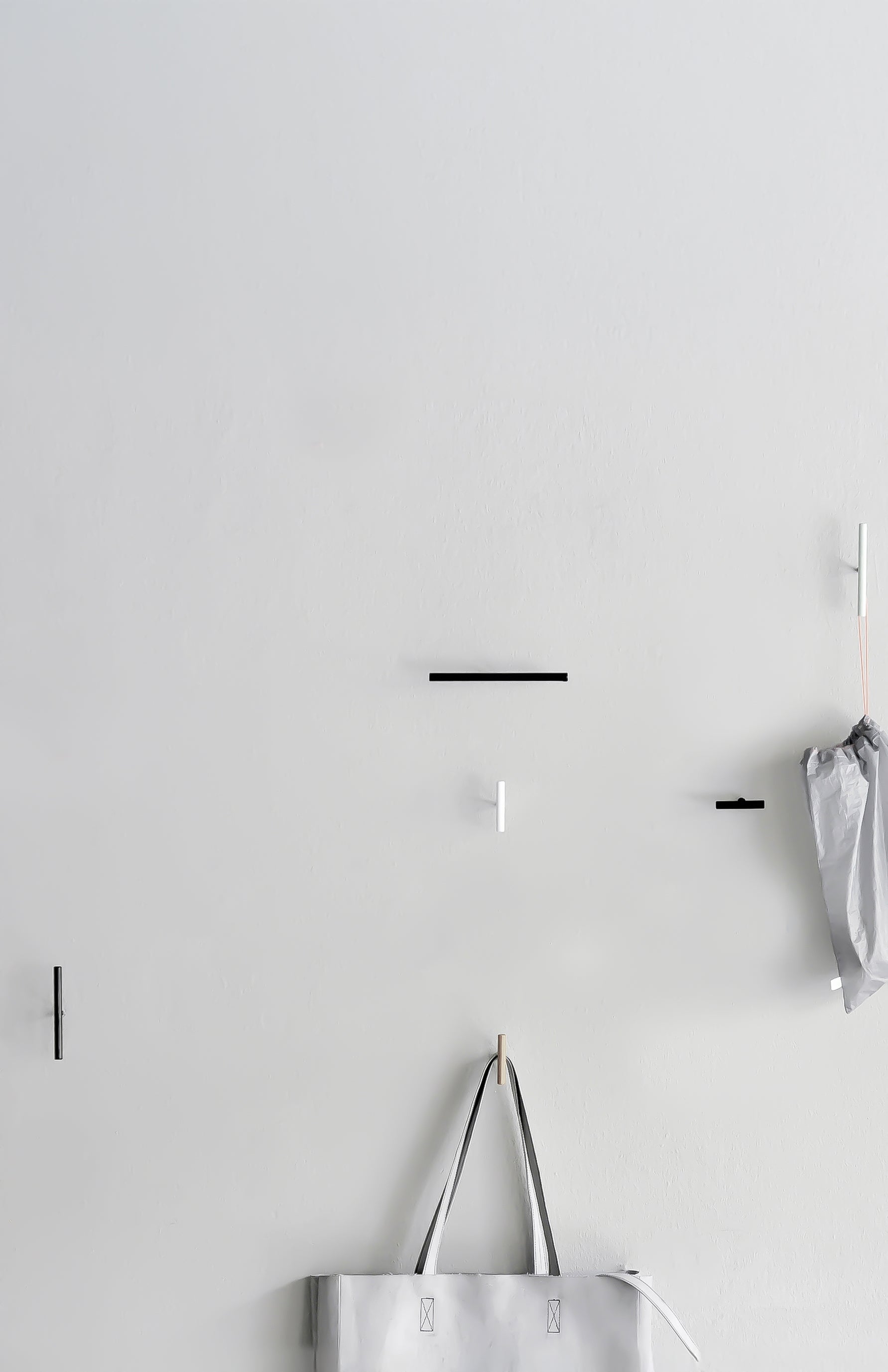 LINE moderne Wandhaken Kleiderhaken Sets von Design Studio Kolor – analograum GmbH