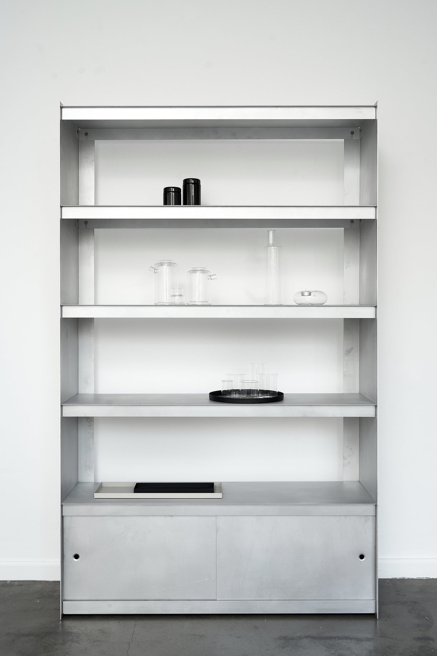 PLIÉ bookshelf | sliding doors