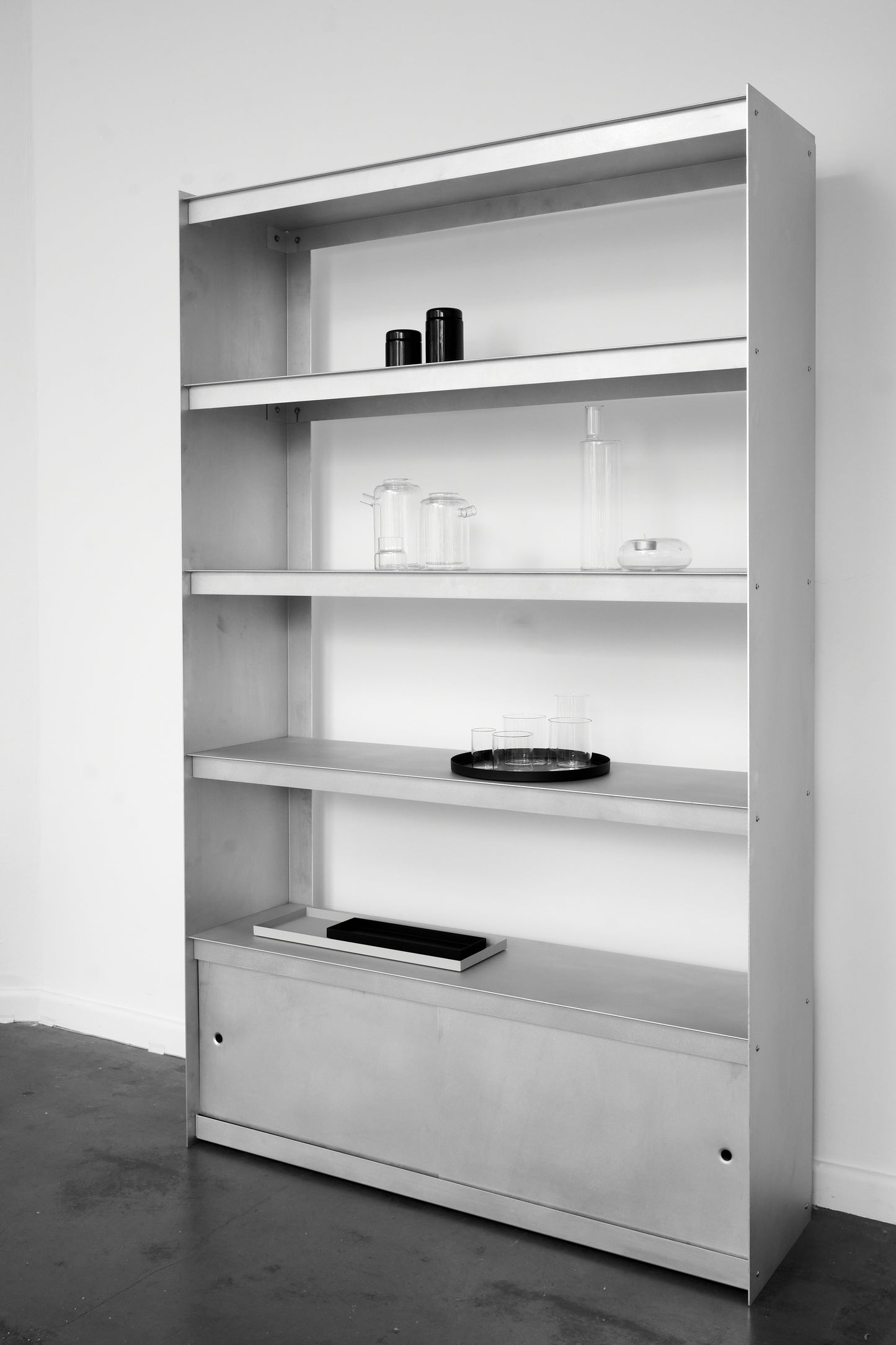 PLIÉ bookshelf | sliding doors