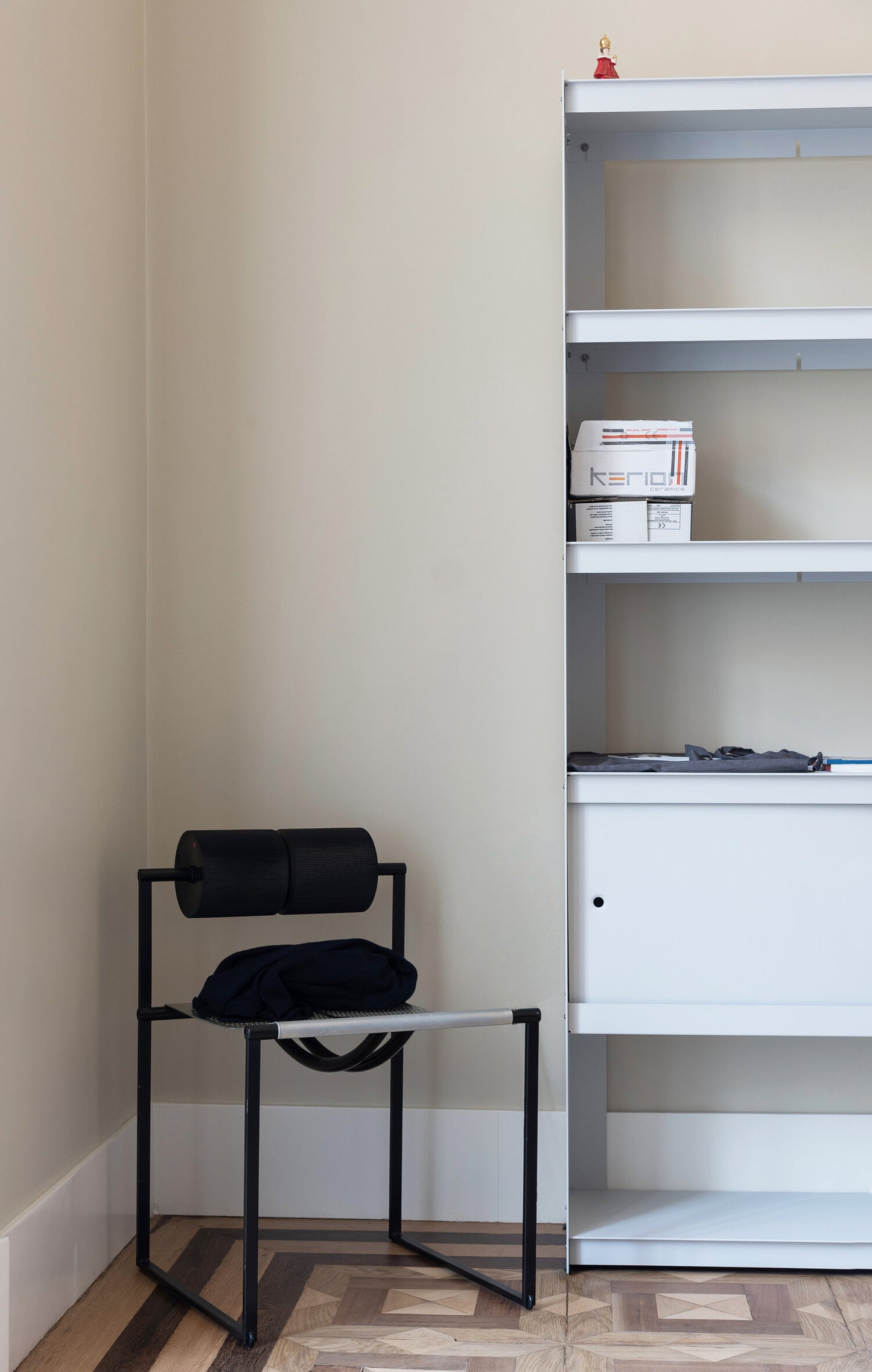 PLIÉ bookshelf | sliding doors