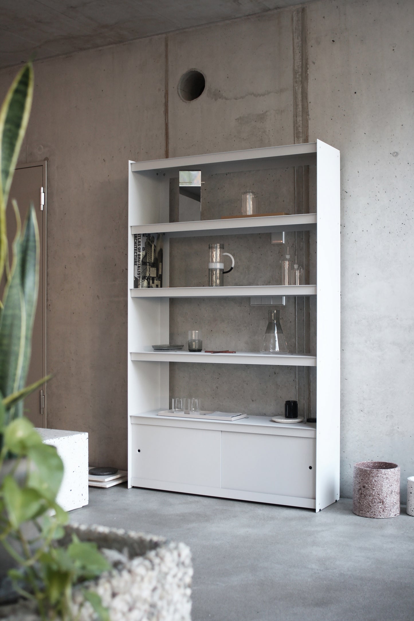 PLIÉ bookshelf | sliding doors