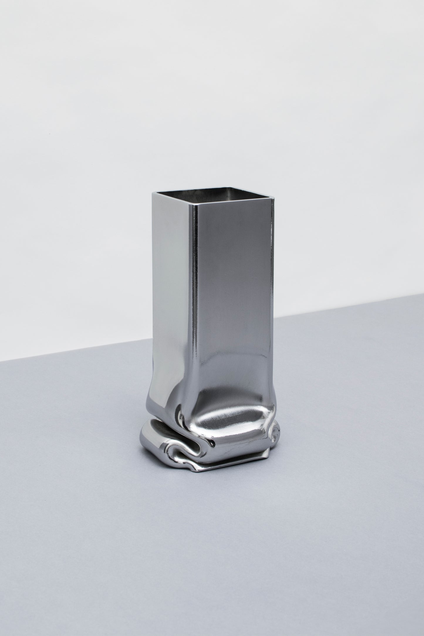 PRESSURE vases | chrome